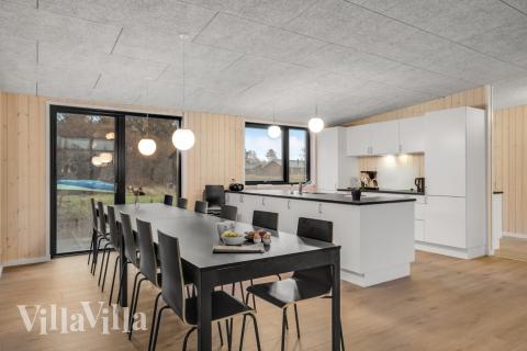 Det stora ljusa vardagsrummet i lyxstuga nr 581 för 16.