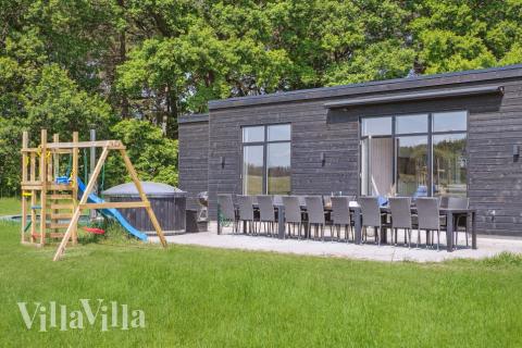 Lyxstuga nr 581 har en härlig terrass med sköna trädgårdsmöbler för 16 personer.