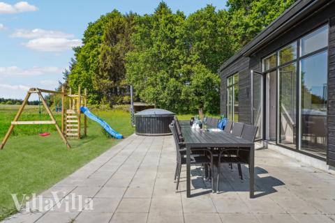 På terrassen i sommarhus nr 581 finns det plats för upp till 16 gäster.