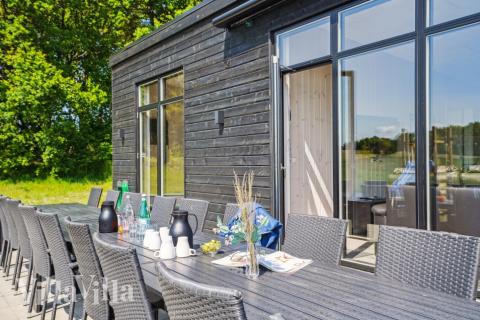 Njut av en grillkväll på terrassen i lyxstuga nr 581 i Østjylland