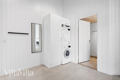 Den rymliga entrén i lyxstuga nr 583 i Vestjylland