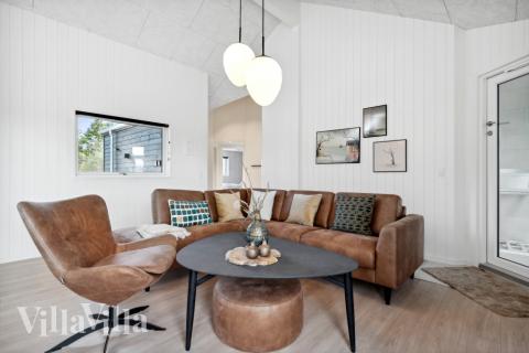 Soffhörnan i lyxstuga 583 i Vestjylland.