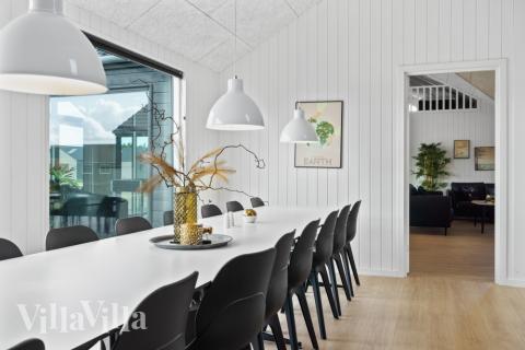 Det stora ljusa vardagsrummet i lyxstuga nr 583 för 24.