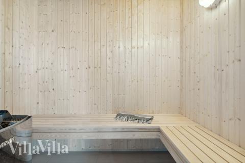 Njut av bastuvärmen i lyxstuga nr 583 för 24 personer