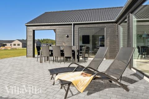 På terrassen i sommarhus nr 583 finns det plats för upp till 24 gäster.