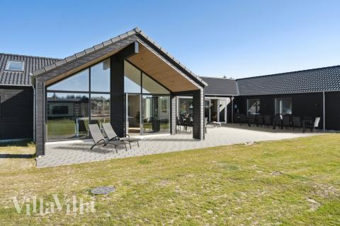 Lyxstuga nr 583 har en härlig terrass med sköna trädgårdsmöbler för 24 personer.