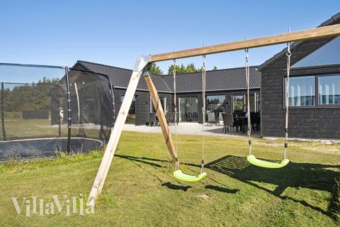 Till den trevliga sommarstugan nr 583 i Vestjylland erbjuds en mängd utomhusaktiviteter, t.ex. lektorn och gungor