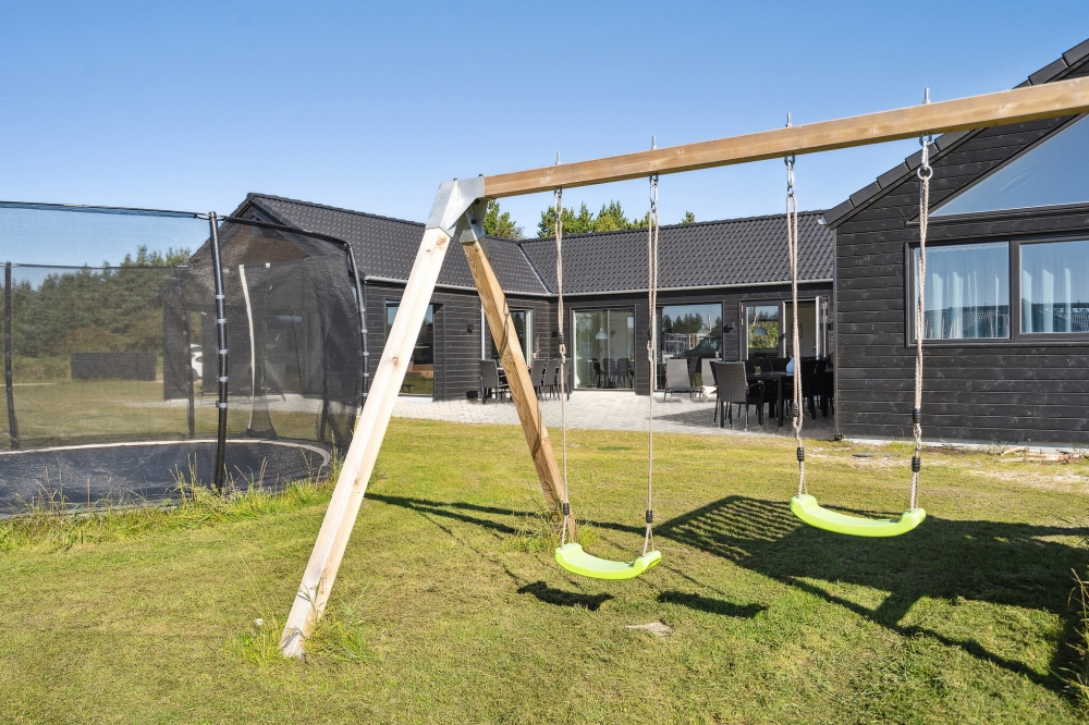 Till den trevliga sommarstugan nr 583 i Vestjylland erbjuds en mängd utomhusaktiviteter, t.ex. lektorn och gungor