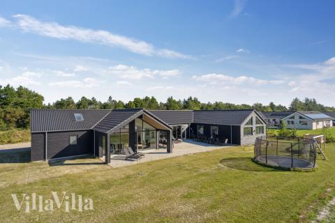 Den praktfulla poolstugan nr 583 med plats för 24 personer ligger i Vestjylland