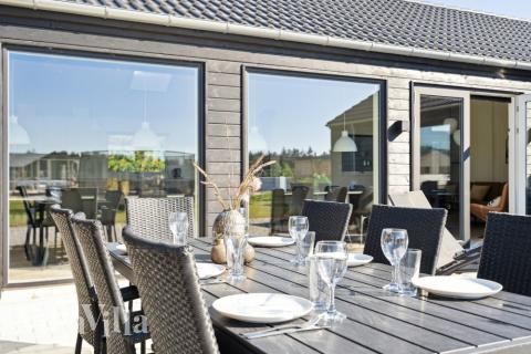 Njut av en grillkväll på terrassen i lyxstuga nr 583 i Vestjylland