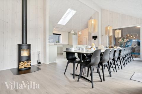 Det stora ljusa vardagsrummet i lyxstuga nr 601 för 18.