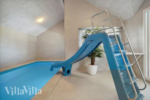 Sommarstuga 601 är inredd med en smakfull poolavdelning som har vattenrutschbana, ett stort inbyggt spapad och bastu