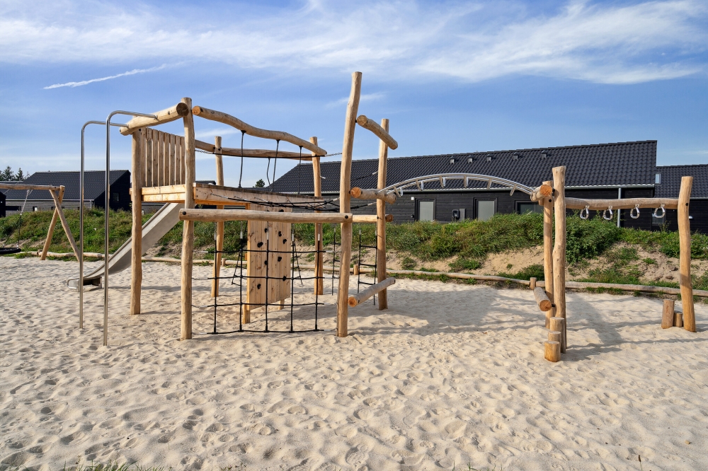Till den trevliga sommarstugan nr 601 i Sydjylland erbjuds en mängd utomhusaktiviteter, t.ex. lektorn och gungor