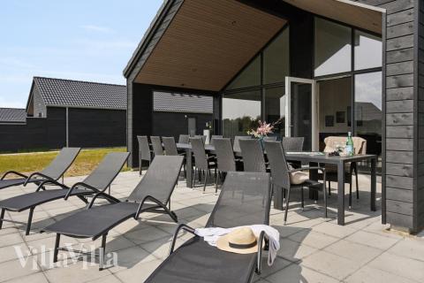 På terrassen i sommarhus nr 601 finns det plats för upp till 18 gäster.