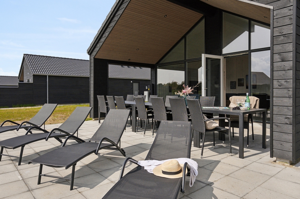 På terrassen i sommarhus nr 601 finns det plats för upp till 18 gäster.