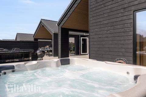 Det finns bubbelpool och 7 sovrum i lyxstuga nr 601.