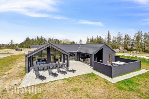 Den praktfulla poolstugan nr 601 med plats för 18 personer ligger i Sydjylland