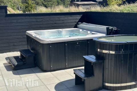 Njut av spabadets värme i lyxstuga nr 601 i Sydjylland