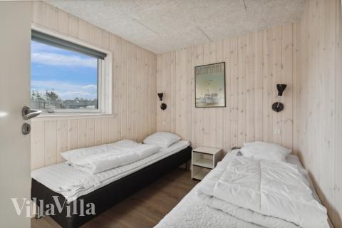 Ett av de 8 utmärkta sovrummen i lyxstuga nr 591 i Sydjylland.