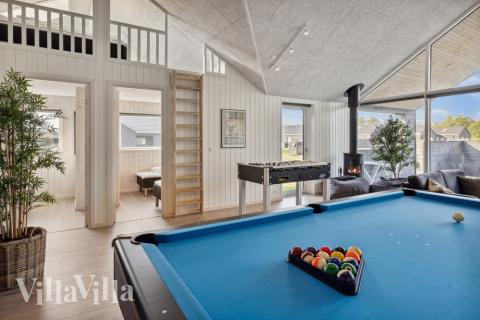 Aktivitetsrum i lyxstuga nr 591 med 8 sovrum och plats för 20 personer.