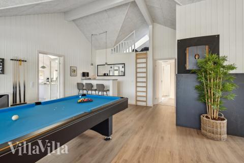 Tävla i sommarhusets aktivitetsrum när ni besöker lyxhus nr 591 i Sydjylland.