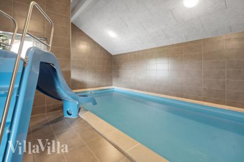 Sommarstuga 591 är inredd med en smakfull poolavdelning som har vattenrutschbana, ett stort inbyggt spapad och bastu