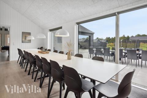 Det stora ljusa vardagsrummet i lyxstuga nr 591 för 20.