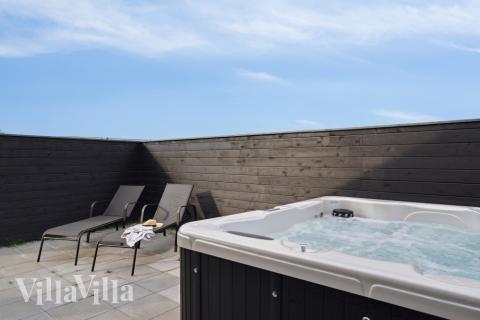 Njut av spabadets värme i lyxstuga nr 591 i Sydjylland