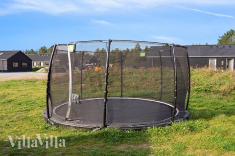 Till den trevliga sommarstugan nr 591 i Sydjylland erbjuds en mängd utomhusaktiviteter, t.ex. lektorn och gungor