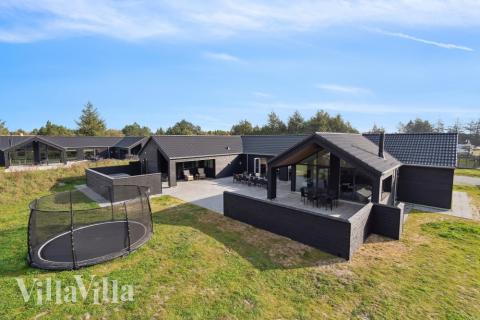 Den praktfulla poolstugan nr 591 med plats för 20 personer ligger i Sydjylland