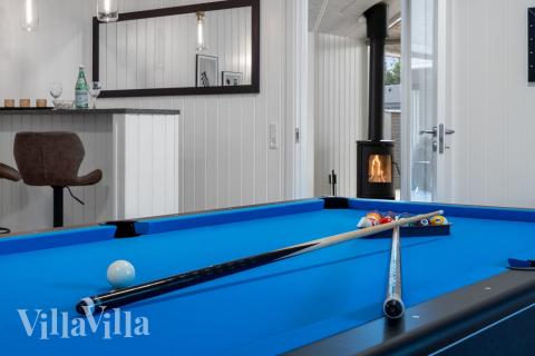 Lyxstuga 593 för 14 personer har ett stort aktivitetsrum med bl.a. biljard och dart