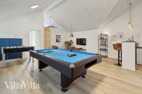 Förutom de många timmar som du kan tillbringa i stugans poolavdelning erbjuder lyxstuga 593 även biljard, bordtennis och dart