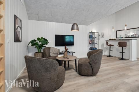 Aktivitetsrum i lyxstuga nr 593 med 5 sovrum och plats för 14 personer.