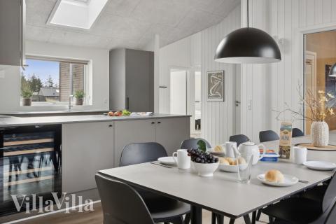 Det stora ljusa vardagsrummet i lyxstuga nr 593 för 14.