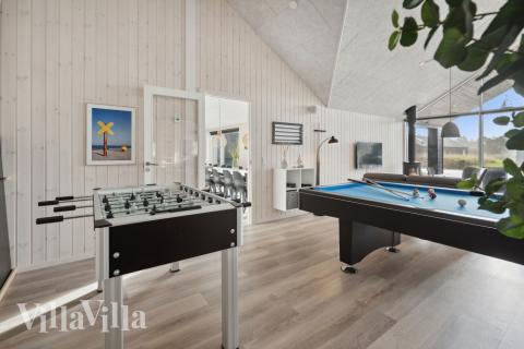 Tävla i sommarhusets aktivitetsrum när ni besöker lyxhus nr 594 i Sydjylland.