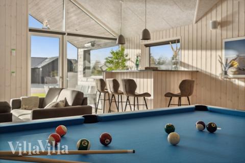 Förutom de många timmar som du kan tillbringa i stugans poolavdelning erbjuder lyxstuga 594 även biljard, bordtennis och dart