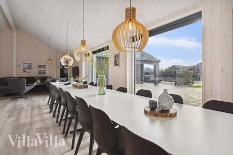 Det stora ljusa vardagsrummet i lyxstuga nr 594 för 20.