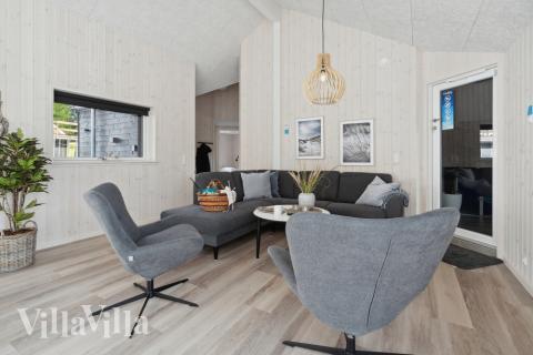 I soffhörnan i lyxstuga 594 i Sydjylland kan ni spela brädspel eller titta på film tillsammans.