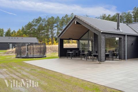 Till den trevliga sommarstugan nr 594 i Sydjylland erbjuds en mängd utomhusaktiviteter, t.ex. lektorn och gungor