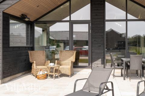 Njut av en grillkväll på terrassen i lyxstuga nr 594 i Sydjylland
