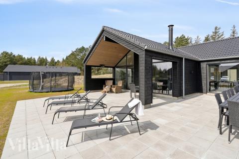 Lyxstuga nr 594 har en härlig terrass med sköna trädgårdsmöbler för 20 personer.