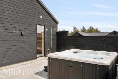 Njut av spabadets värme i lyxstuga nr 594 i Sydjylland