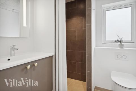 Ett duschrum finns i lyxstuga nr 596 för 20 personer.