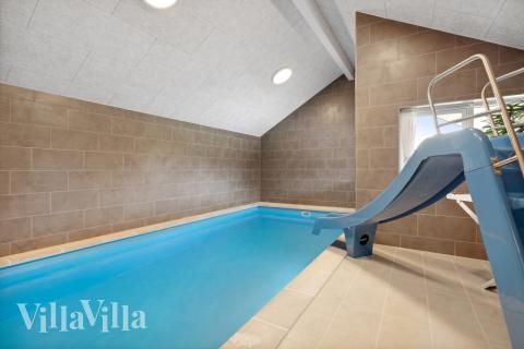 Den härliga poolen i lyxstuga nr 596 för 20 personer