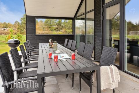 Lyxstuga nr 596 har en härlig terrass med sköna trädgårdsmöbler för 20 personer.