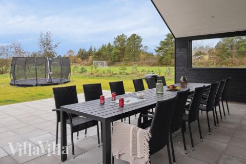 Njut av en grillkväll på terrassen i lyxstuga nr 596 i Sydjylland