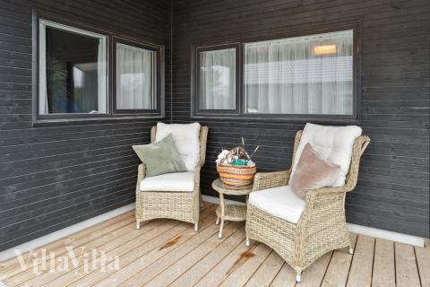 På terrassen i sommarhus nr 596 finns det plats för upp till 20 gäster.