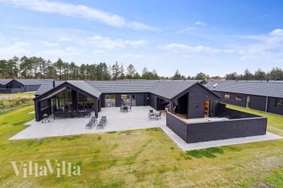 Den praktfulla poolstugan nr 596 med plats för 20 personer ligger i Sydjylland
