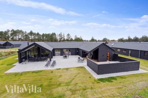 Den praktfulla poolstugan nr 596 med plats för 20 personer ligger i Sydjylland