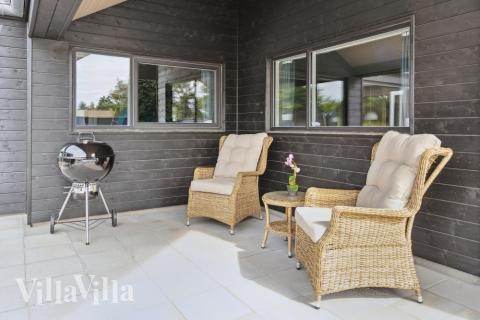 På terrassen i sommarhus nr 597 finns det plats för upp till 18 gäster.